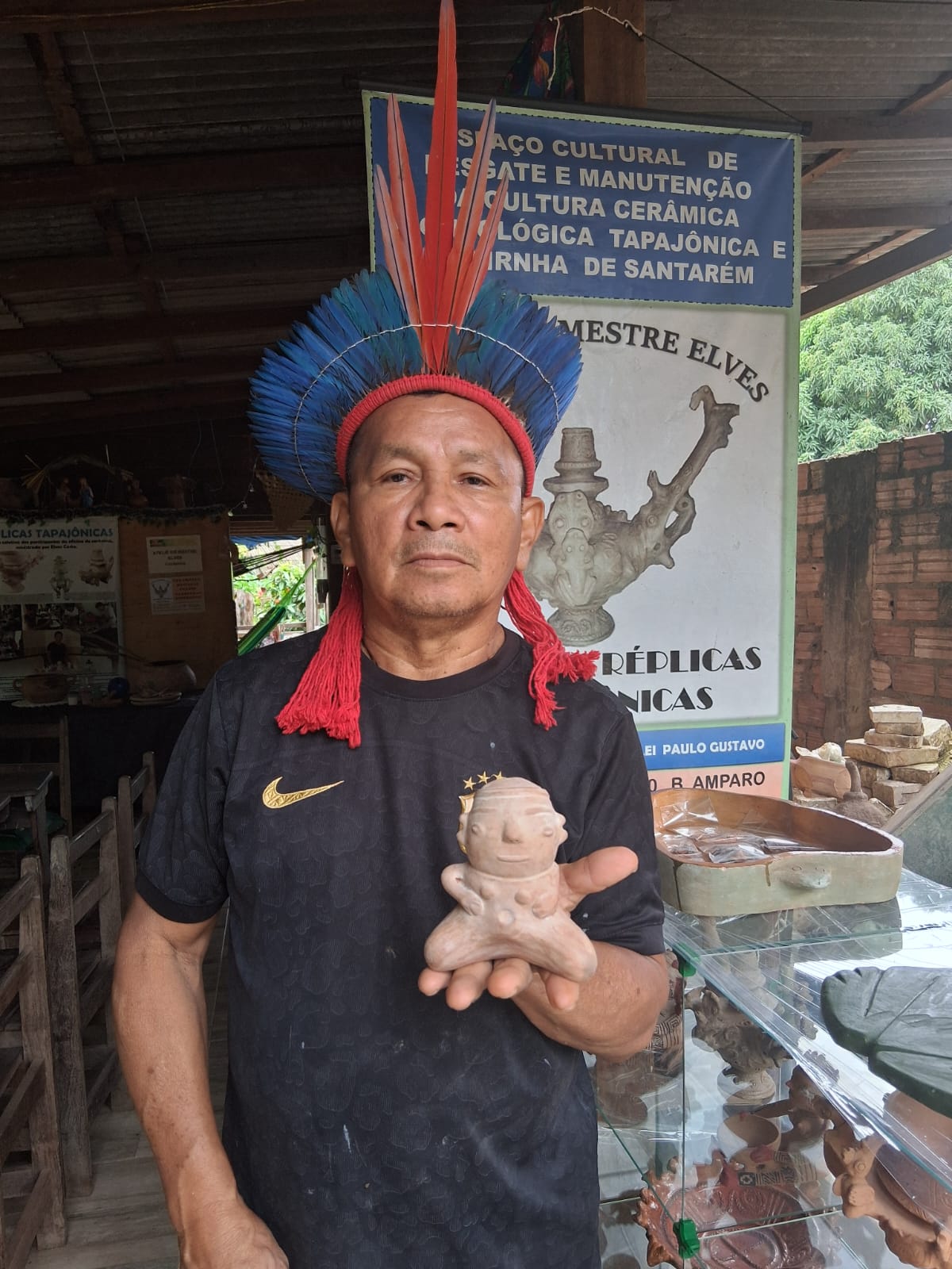 Mestre Elves apresenta uma peça de cerâmica tapajônica em seu ateliê