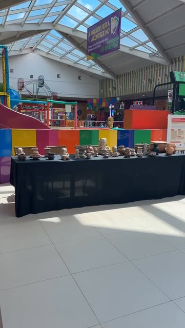 Exposição de peças de cerâmica do Ateliê Arte Tapajônica